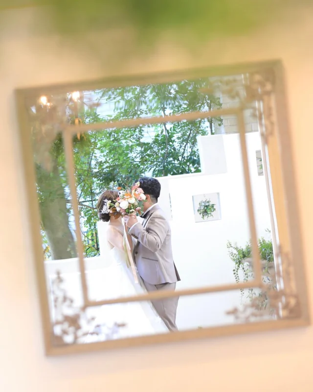 .
おしゃれなおふたりの館内前撮り🕊

あえてお顔を隠したショットも
一枚は撮っておきたいポーズの一つ＾＾

______________________________

ストーリーでは #オワゾブルー花嫁 
が選んだドレスやブーケを発信中!
是非フォローして当日のイメージアップ
になれば嬉しいです＾＾

@oiseaubleu_kochi 

今月のウェディングフェアは📍投稿へ
お得なリニューアルプランも案内中🕊️

______________________________

#オワゾブルー #オワゾブルー高知 #高知 #高知結婚式 #高知結婚式場 #高知ウェディング #高知婚 #結婚式場 #高知フォトウェディング #ウェディングドレス #オワゾブルー花嫁 #高知貸切 #貸切ウェディング #wedding #weddingdress #weddingphotography #高知前撮り #ウェディングブーケ #プレ花嫁 #プレ花嫁準備 #高知プレ花嫁