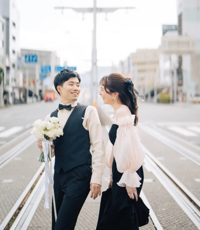 .
オワゾブルーのある、はりまや町周辺での
前撮りの様子🕊

ラフに楽しく撮影されたことが
伝わってくるようなお写真たち＾＾

街中フォトも人気です

______________________________

ストーリーでは #オワゾブルー花嫁 
が選んだドレスやブーケを発信中!
是非フォローして当日のイメージアップ
になれば嬉しいです＾＾

@oiseaubleu_kochi 

今月のウェディングフェアは📍投稿へ
お得なリニューアルプランも案内中🕊️

______________________________

#オワゾブルー #オワゾブルー高知 #高知 #高知結婚式 #高知結婚式場 #高知ウェディング #高知婚 #結婚式場 #高知フォトウェディング #ウェディングドレス #オワゾブルー花嫁 #高知貸切 #貸切ウェディング #wedding #weddingdress #weddingphotography #高知前撮り #ウェディングブーケ #プレ花嫁 #プレ花嫁準備 #高知プレ花嫁 #はりまや町 #街中フォト #帯屋町