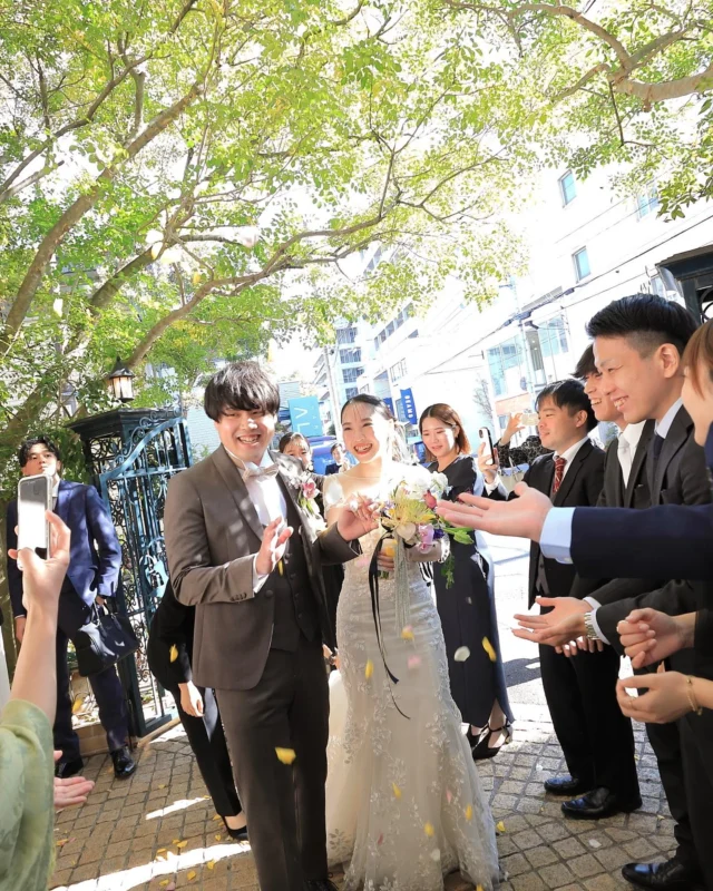 .
オワゾブルーのフォトジェニックな
フラワーシャワーのシーン

そのあとは皆様で集合写真（見上げ写真）を撮影📷
いつも、ポーズはおふたりに考えて頂いていて
ゲストの皆様にはその場でお伝えしています＾＾

一体感の出る、笑顔溢れる瞬間です

ゲストの皆様に見守られながら、おふたりは
ひと足先にパーティ会場へご出発！

______________________________

ストーリーでは #オワゾブルー花嫁 
が選んだドレスやブーケを発信中!
是非フォローして当日のイメージアップ
になれば嬉しいです＾＾

@oiseaubleu_kochi 

今月のウェディングフェアは📍投稿へ
お得なリニューアルプランも案内中🕊️

______________________________

#オワゾブルー #オワゾブルー高知 #高知 #高知結婚式 #高知結婚式場 #高知ウェディング #高知婚 #結婚式場 #高知フォトウェディング #ウェディングドレス #オワゾブルー花嫁 #高知貸切 #貸切ウェディング #wedding #weddingdress #weddingphotography #高知前撮り #ウェディングブーケ #プレ花嫁 #プレ花嫁準備 #高知プレ花嫁
