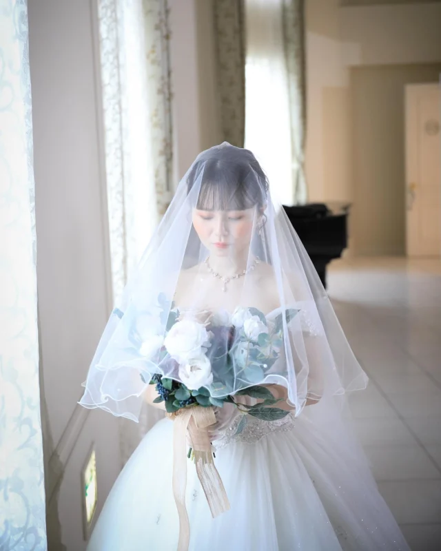.
ベールに包まれた花嫁様🕊

ウェディングドレスが綺麗に広がり、
おふたりの衣裳姿をより一層、美しく写します＾＾

______________________________

ストーリーでは #オワゾブルー花嫁 
が選んだドレスやブーケを発信中!
是非フォローして当日のイメージアップ
になれば嬉しいです＾＾

@oiseaubleu_kochi 

今月のウェディングフェアは📍投稿へ
お得なリニューアルプランも案内中🕊️

______________________________

#オワゾブルー #オワゾブルー高知 #高知 #高知結婚式 #高知結婚式場 #高知ウェディング #高知婚 #結婚式場 #高知フォトウェディング #ウェディングドレス #オワゾブルー花嫁 #高知貸切 #貸切ウェディング #wedding #weddingdress #weddingphotography #高知前撮り #ウェディングブーケ #プレ花嫁 #プレ花嫁準備 #高知プレ花嫁