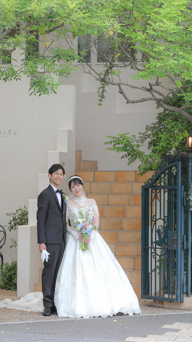 .
先日のFamily wedding🕊

大切なご家族様に感謝と決意を伝える場として
オワゾブルーを選んでくださったおふたり

挙式の後は、ご家族様それぞれとお写真を撮ったり
親御様へのお手紙を読む時間を設けました

挙式だけの時間でも、十分に
コミュニケーションが取れるオワゾブルーです＾＾

______________________________

ストーリーでは #オワゾブルー花嫁 
が選んだドレスやブーケを発信中!
是非フォローして当日のイメージアップ
になれば嬉しいです＾＾

@oiseaubleu_kochi 

今月のウェディングフェアは📍投稿へ
リニューアルでお得なプランも案内中🕊️

______________________________

#オワゾブルー #オワゾブルー高知 #高知 #高知結婚式 #高知結婚式場 #高知ウェディング #高知婚 #結婚式場 #高知フォトウェディング #ウェディングドレス #オワゾブルー花嫁 #高知貸切 #貸切ウェディング #wedding #weddingdress #weddingphotography #高知前撮り #ウェディングブーケ #プレ花嫁 #プレ花嫁準備 #高知プレ花嫁 #フラワーシャワー #家族婚