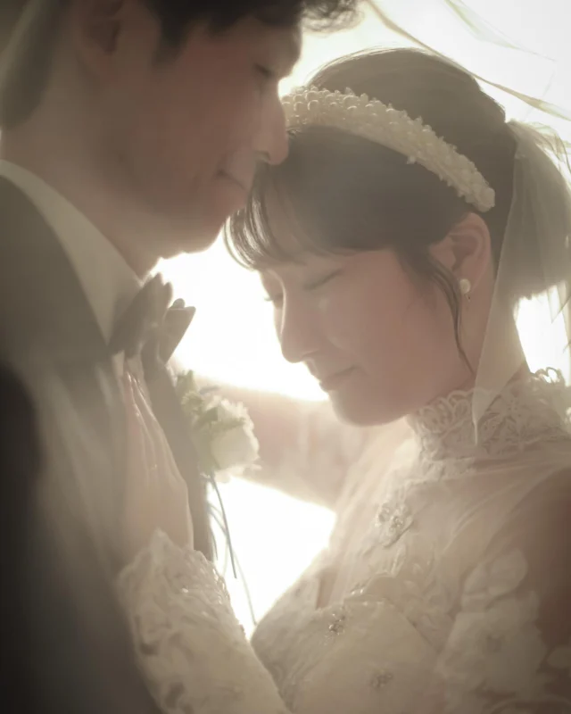.
ヴェールに包まれた新郎新婦様
オワゾブルーの幻想的なライティングが
いつもと少し違うおふたりを、演出します＾＾

クラシカルで繊細なドレスと
パールがあしらわれたカチューシャが
とてもお似合いなご新婦様🕊

______________________________

ストーリーでは #オワゾブルー花嫁 
が選んだドレスやブーケを発信中!
是非フォローして当日のイメージアップ
になれば嬉しいです＾＾

@oiseaubleu_kochi 

今月のウェディングフェアはハイライトへ
お得なリニューアルプランも案内中🕊️

______________________________

#オワゾブルー #オワゾブルー高知 #高知 #高知結婚式 #高知結婚式場 #高知ウェディング #高知婚 #結婚式場 #高知フォトウェディング #ウェディングドレス #オワゾブルー花嫁 #高知貸切 #貸切ウェディング #wedding #weddingdress #weddingphotography #高知前撮り #ウェディングブーケ #プレ花嫁 #プレ花嫁準備 #高知プレ花嫁 #前撮り