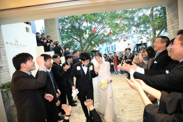 .
ゲストから祝福のフラワーシャワーに
とびきり幸せそうなおふたり＾＾

挙式後の緊張がほぐれたひととき、
披露宴へのワクワクがより一層大きくなります🕊

______________________________

ストーリーでは #オワゾブルー花嫁 
が選んだドレスやブーケを発信中!
是非フォローして当日のイメージアップ
になれば嬉しいです＾＾

@oiseaubleu_kochi 

今月のウェディングフェアはハイライト投稿へ
お得なスペシャルプランも案内中🕊️

______________________________

#オワゾブルー #オワゾブルー高知 #高知 #高知結婚式 #高知結婚式場 #高知ウェディング #高知婚 #結婚式場 #高知フォトウェディング #ウェディングドレス #オワゾブルー花嫁 #高知貸切 #貸切ウェディング #wedding #weddingdress #weddingphotography #高知前撮り #ウェディングブーケ #プレ花嫁 #プレ花嫁準備 #高知プレ花嫁
