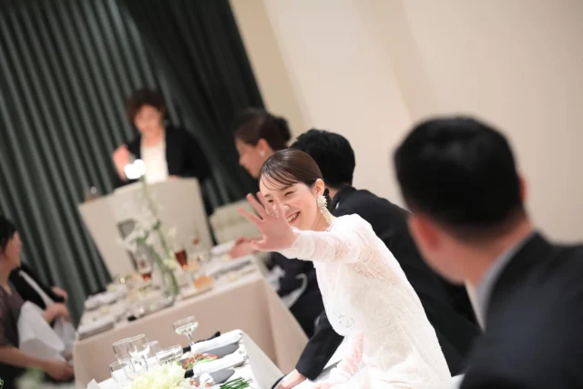 .
気の知れたゲストの皆様に囲まれた
幸せそうな新郎新婦さま＾＾

堅苦しくないレストランウェディングで
ゲストもおふたりも心おきなく楽しいお時間を♪

______________________________

ストーリーでは #オワゾブルー花嫁 
が選んだドレスやブーケを発信中!
是非フォローして当日のイメージアップ
になれば嬉しいです＾＾

@oiseaubleu_kochi 

今月のウェディングフェアはハイライトへ
お得なプランも案内中🕊️

______________________________

#オワゾブルー #オワゾブルー高知 #高知 #高知結婚式 #高知結婚式場 #高知ウェディング #高知婚 #結婚式場 #高知フォトウェディング #ウェディングドレス #オワゾブルー花嫁 #高知貸切 #貸切ウェディング #wedding #weddingdress #weddingphotography #高知前撮り #ウェディングブーケ #プレ花嫁 #プレ花嫁準備 #高知プレ花嫁