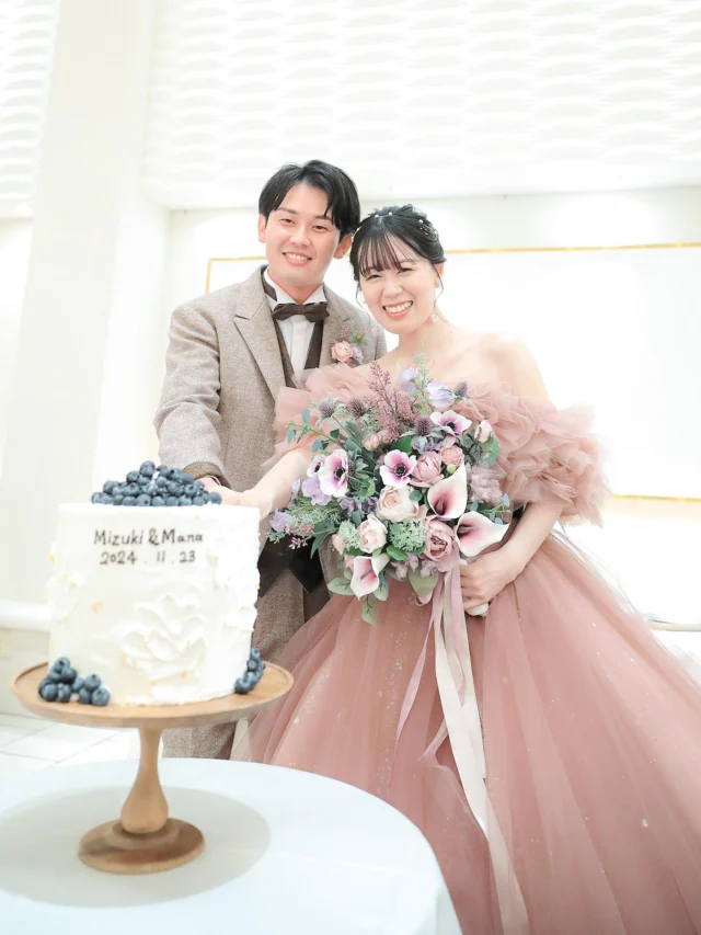 .
幸せいっぱいなおふたりの
ウェディングケーキセレモニー🕊

ブルーベリーで飾られた
シンプルながらも可愛い一段のケーキ

ファーストバイト後は
ゲストへサプライズでサンクスバイトも
おこなわれたおふたり＾＾

______________________________

ストーリーでは #オワゾブルー花嫁 
が選んだドレスやブーケを発信中!
是非フォローして当日のイメージアップ
になれば嬉しいです＾＾

@oiseaubleu_kochi 

今月のウェディングフェアはハイライトへ
お得なプランも案内中🕊️

______________________________

#オワゾブルー #オワゾブルー高知 #高知 #高知結婚式 #高知結婚式場 #高知ウェディング #高知婚 #結婚式場 #高知フォトウェディング #ウェディングドレス #オワゾブルー花嫁 #高知貸切 #貸切ウェディング #wedding #weddingdress #weddingphotography #高知前撮り #ウェディングブーケ #プレ花嫁 #プレ花嫁準備 #高知プレ花嫁