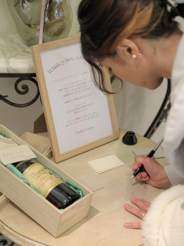 .
10年後のあなたへ

結婚式から10年、結婚式というあの日にしか
感じられなかった高揚感を思い出しながら
ゲストからのメッセージと共にウィスキーを🕊

ふたりで描く結婚生活が楽しみになる
ウイスキーボックスセレモニーです＾＾

______________________________

ストーリーでは #オワゾブルー花嫁 
が選んだドレスやブーケを発信中!
是非フォローして当日のイメージアップ
になれば嬉しいです＾＾

@oiseaubleu_kochi 

今月のウェディングフェアはハイライトへ
お得なプランも案内中🕊️

______________________________

#オワゾブルー #オワゾブルー高知 #高知 #高知結婚式 #高知結婚式場 #高知ウェディング #高知婚 #結婚式場 #高知フォトウェディング #ウェディングドレス #オワゾブルー花嫁 #高知貸切 #貸切ウェディング #wedding #weddingdress #weddingphotography #高知前撮り #ウェディングブーケ #プレ花嫁 #プレ花嫁準備 #高知プレ花嫁