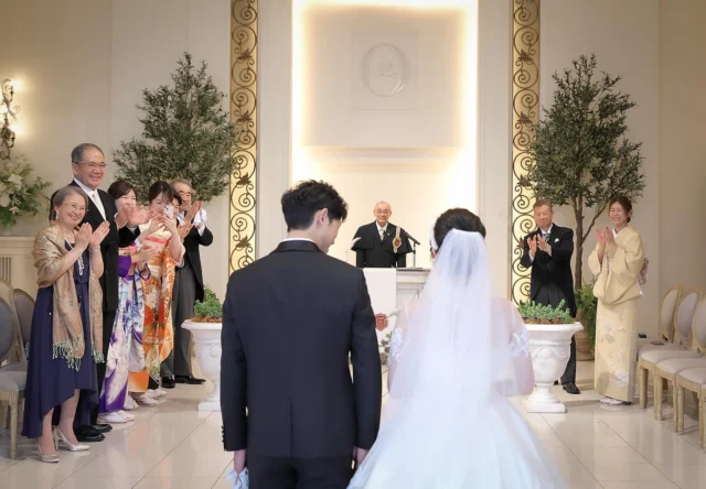 .
結婚式という1日だからできること

いままでの人生をふりかえること
嬉しかったこと、幸せだったこと、大変だったこと。

その瞬間瞬間に支えてくれた家族や友人がいたこと、
いままでの人生がどんなに豊かだったか気づくこと
そんなゲストに改めてしっかり感謝を伝えること。

これからはふたりで支え合って生きていきます
そう、決意を伝えること。

日頃はなかなか出来ないことです
そんな特別な一日を、想いが詰まったオワゾブルーで
叶えてみませんか🕊

______________________________

ストーリーでは #オワゾブルー花嫁 
が選んだドレスやブーケを発信中!
是非フォローして当日のイメージアップ
になれば嬉しいです＾＾

@oiseaubleu_kochi 

今月のウェディングフェアはハイライトへ
年内限りのお得なプランも案内中🕊️

______________________________

#オワゾブルー #オワゾブルー高知 #高知 #高知結婚式 #高知結婚式場 #高知ウェディング #高知婚 #結婚式場 #高知フォトウェディング #ウェディングドレス #オワゾブルー花嫁 #高知貸切 #貸切ウェディング #wedding #weddingdress #weddingphotography #高知前撮り #ウェディングブーケ #プレ花嫁 #プレ花嫁準備 #高知プレ花嫁