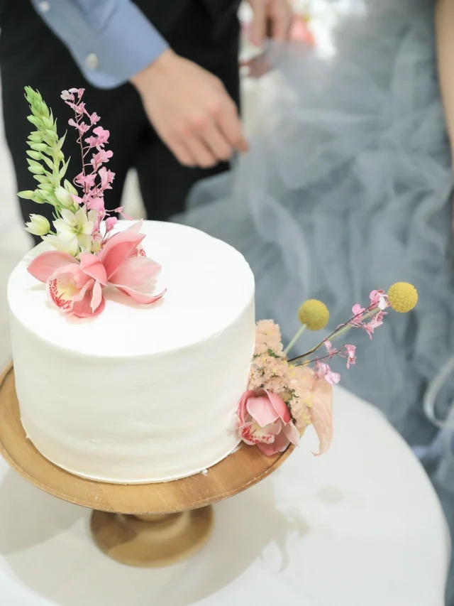 .
ウェディングケーキ入刀の後は

おふたりのファーストバイトではなく
ご両家親御様によるお手本バイト♪

ウェディングケーキのデザインは
シンプル一段ケーキに
おしゃれなお花たちをデコレーション＾＾
⁡

#オワゾブルー #オワゾブルー高知 #高知 #高知結婚式 #高知結婚 #高知プレ花嫁 #高知婚 #ウェディングケーキ #プレ花嫁準備 #プレ花嫁さんと繋がりたい #wedding #weddingday