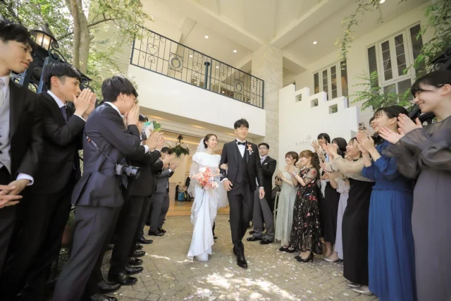 .
ゲストに囲まれたあたたかな挙式🕊
外側だけでなく内側の挙式内容にもこだわった
オワゾブルーをぜひ一度見にお越しください＾＾

______________________________

ストーリーでは #オワゾブルー花嫁 
が選んだドレスやブーケを発信中!
是非フォローして当日のイメージアップ
になれば嬉しいです＾＾

@oiseaubleu_kochi 

今月のウェディングフェアはハイライトへ

______________________________

#オワゾブルー #オワゾブルー高知 #高知 #高知結婚式 高知結婚式場 高知ウェディング 高知婚 結婚式場 高知フォトウェディング ウェディングドレス オワゾブルー花嫁 高知貸切 貸切ウェディング wedding weddingdress weddingphotography 高知前撮り ウェディングブーケ プレ花嫁 プレ花嫁準備 高知プレ花嫁