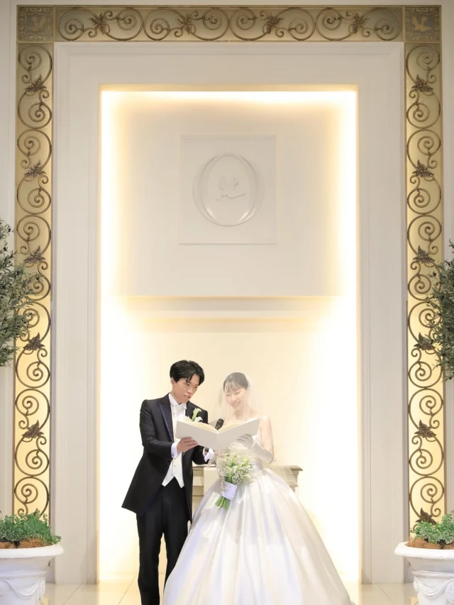 .
白を基調とした洗練された挙式場
ゲストの前で、おふたり言葉で誓うスタイルです🕊

最後の一枚は挙式後、
ほっとされたおふたりの笑顔が素敵なお写真を＾＾

______________________________

ストーリーでは #オワゾブルー花嫁 
が選んだドレスやブーケを発信中!
是非フォローして当日のイメージアップ
になれば嬉しいです＾＾

@oiseaubleu_kochi 

今月のウェディングフェアはハイライトへ
新年限定のお得なプランも案内中🕊️

______________________________

#オワゾブルー #オワゾブルー高知 #高知 #高知結婚式