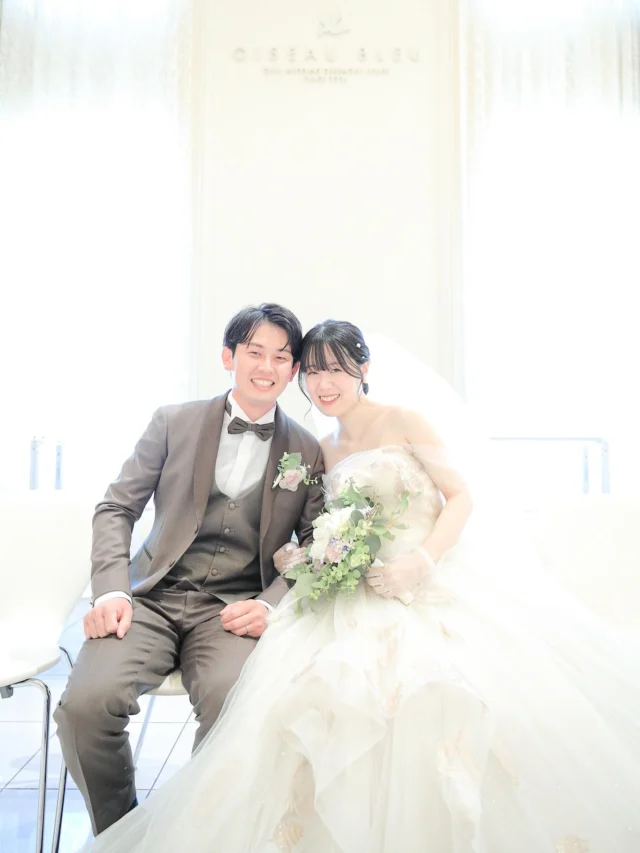 .
おふたりの入場前は
フラワーガールにお手伝いを頂いて
ドレスに合わせた羽入りのフラワーを🕊

キュートな誓いのハグなど
厳粛さの中にゲストもつい笑顔になる瞬間です＾＾

______________________________

ストーリーでは #オワゾブルー花嫁 
が選んだドレスやブーケを発信中!
是非フォローして当日のイメージアップ
になれば嬉しいです＾＾

@oiseaubleu_kochi 

今月のウェディングフェアはハイライトへ
お得なプランも案内中🕊️

______________________________

#オワゾブルー #オワゾブルー高知 #高知 #高知結婚式 高知結婚式場