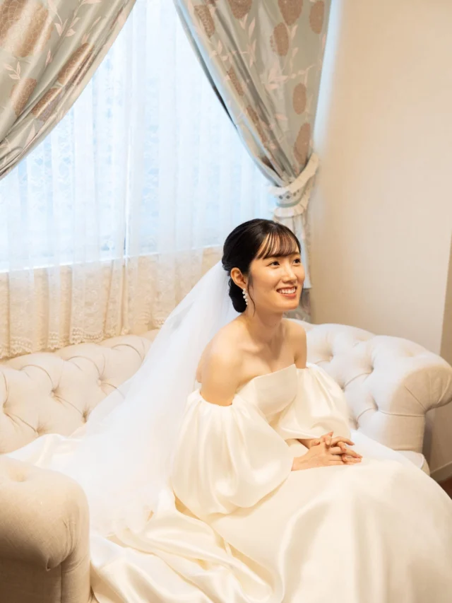 .
挙式寸前、ご一緒に入場をするお父様が
花嫁様を迎えにいらっしゃる瞬間

小さい頃は手を繋ぎ、遊びに連れていってもらった
記憶をふりかえりながら、久しぶりに親御様の手に触れて。
ご家族の顔をみると、感謝とともについ涙があふれるあたたかな結婚式を🕊

______________________________

ストーリーでは #オワゾブルー花嫁 
が選んだドレスやブーケを発信中!
是非フォローして当日のイメージアップ
になれば嬉しいです＾＾

@oiseaubleu_kochi 

今月のウェディングフェアはハイライトへ
お得なプランも案内中🕊️

______________________________

#オワゾブルー #オワゾブルー高知 #高知 #高知結婚式 高知結婚式場