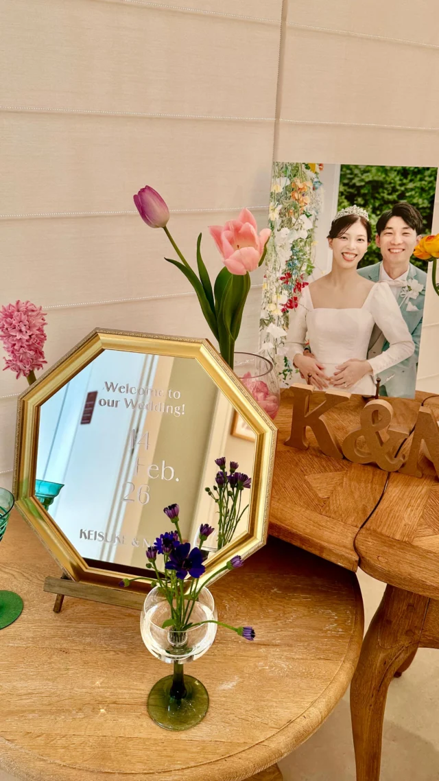 .
先日のwedding

おしゃれなウェルカムミラーと合わせた
前撮り写真たちでゲストをお出迎え＾＾

ポップなフラワーベースと
カラフルなお花たちが映えるパーティ会場で
おふたりの心に残る特別な時間を♪

誠におめでとうございました

______________________________

ストーリーでは #オワゾブルー花嫁 
が選んだドレスやブーケを発信中!
是非フォローして当日のイメージアップ
になれば嬉しいです＾＾

@oiseaubleu_kochi 

今月のウェディングフェアはハイライトへ
約17万円で叶える挙式プランが登場🕊

______________________________

#オワゾブルー #オワゾブルー高知 #高知 #高知結婚式 高知結婚式場