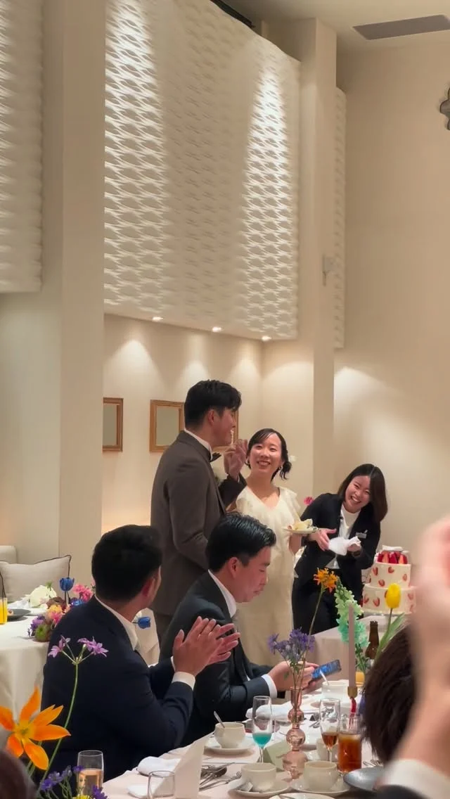 .
先日のオワゾブルーウェディング🕊

こだわりの装花やペーパーアイテムで
ゲストをお出迎え＾＾

クラッカーで行ったジェンダーリビール演出も
ゲスト皆様で盛り上がったひとときです♪

この度は誠におめでとうございました！

______________________________

ストーリーでは #オワゾブルー花嫁 
が選んだドレスやブーケを発信中!
是非フォローして当日のイメージアップ
になれば嬉しいです＾＾

@oiseaubleu_kochi 

今月のウェディングフェアはハイライトへ
お得なプランも案内中🕊️

______________________________

#オワゾブルー #オワゾブルー高知 #高知 #高知結婚式