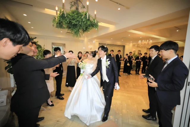 .
可愛らしいお部屋のテラスルームで
フラワーシャワーを行ったあと、
パーティへのご出発までフォトタイム♪

ゲストの皆様に見送られて
ひと足お先にパーティ会場へ向かわれたおふたりです＾＾

______________________________

ストーリーでは #オワゾブルー花嫁 
が選んだドレスやブーケを発信中!
是非フォローして当日のイメージアップ
になれば嬉しいです＾＾

@oiseaubleu_kochi 

今月のウェディングフェアはハイライトへ
お得なプランも案内中🕊️

______________________________

#オワゾブルー #オワゾブルー高知 #高知 #高知結婚式