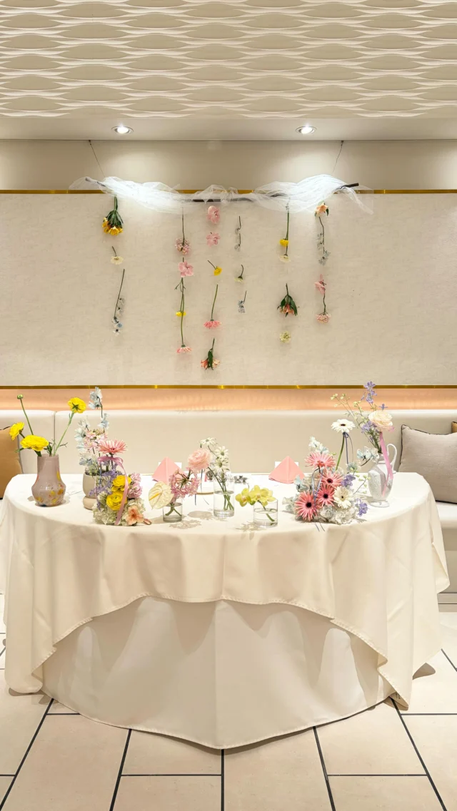 .
先日のオワゾブルーウェディング🕊

春らしいパステルカラーが愛らしい
コーディネートに包まれて

親しいゲスト様とあたたかい時間を過ごされたおふたり

誠におめでとうございました＾＾

______________________________

ストーリーでは #オワゾブルー花嫁 
が選んだドレスやブーケを発信中!
是非フォローして当日のイメージアップ
になれば嬉しいです＾＾

@oiseaubleu_kochi 

今月のウェディングフェアはハイライトへ
お得なプランも案内中🕊️

______________________________

#オワゾブルー #オワゾブルー高知 #高知 #高知結婚式